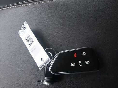 Used 2025 Volkswagen Atlas SE FWD image 9