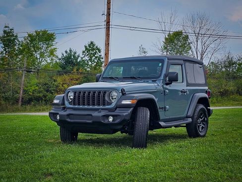 Used 2025 Jeep Wrangler Sport AWD/4WD image 8