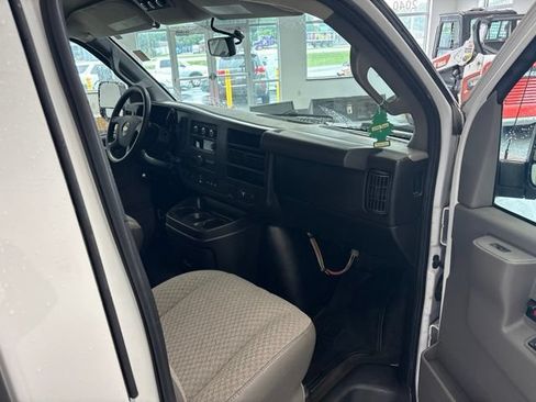 Used 2017 Chevrolet Express 3500 LT w/ LT Preferred Equipment Group RWD image 18