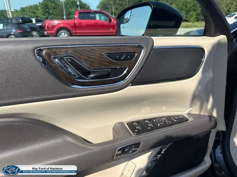 Used 2018 Lincoln Continental Premiere AWD/4WD image 19