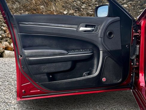 Used 2018 Chrysler 300 Touring L image 19