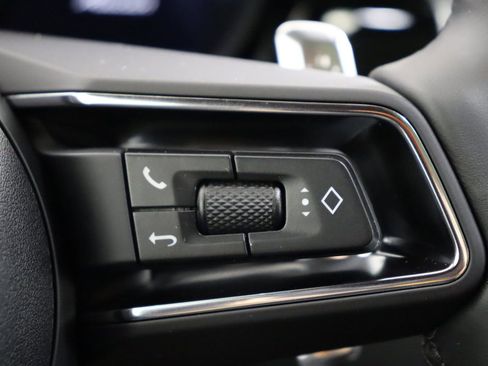 Certified 2025 Porsche Macan AWD/4WD image 19