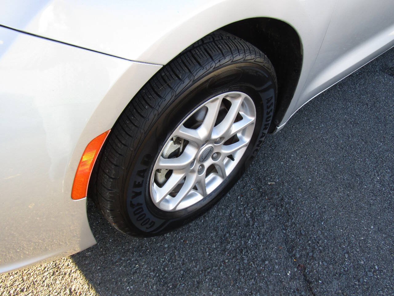 Used 2024 Chrysler Pacifica Touring-L FWD image 30