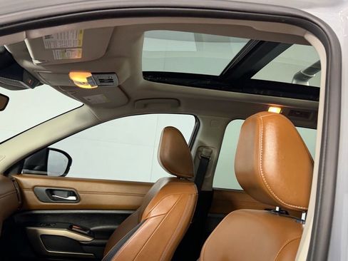 Used 2024 Nissan Pathfinder Platinum image 21