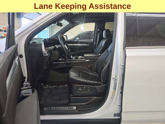 Used 2025 Cadillac Escalade Premium Luxury AWD/4WD image 10
