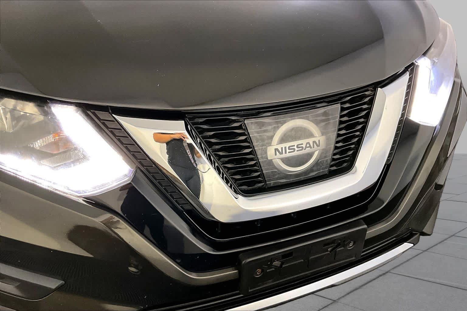 Used 2017 Nissan Rogue SV AWD/4WD image 32