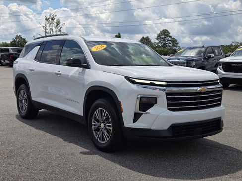 Used 2026 Chevrolet Traverse LT FWD image 5