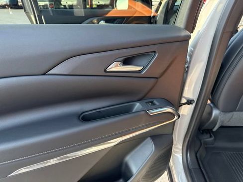 New 2027 Chevrolet Traverse Z71 w/ LPO, Floor Liner Package AWD/4WD image 40