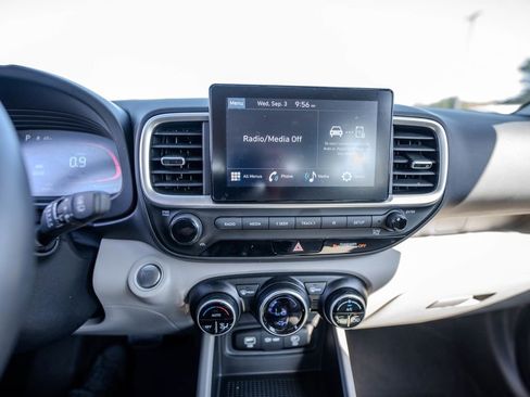 Used 2024 Hyundai Venue SEL image 15