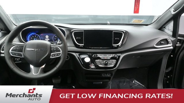 Used 2025 Chrysler Pacifica Select FWD image 26
