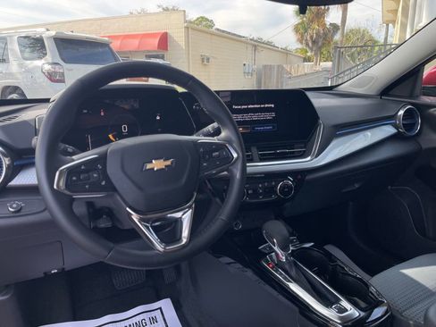 Used 2025 Chevrolet Trax LT w/ LT Convenience Package image 13