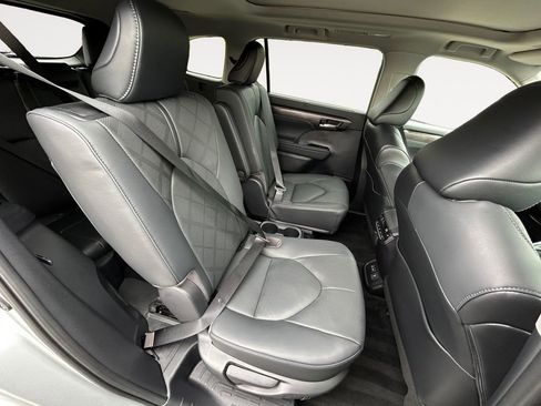 Used 2022 Toyota Highlander Platinum image 11