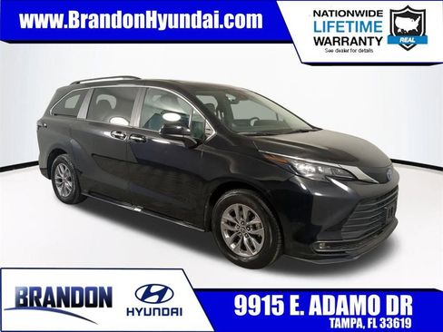 Used 2025 Toyota Sienna XLE image 1