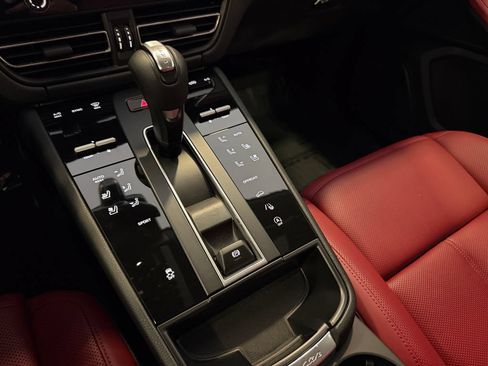 Certified 2026 Porsche Macan AWD/4WD image 19