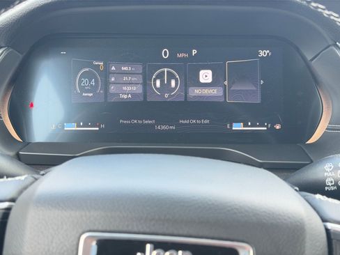 Used 2022 Jeep Grand Cherokee Limited w/ Luxury Tech Group II image 33