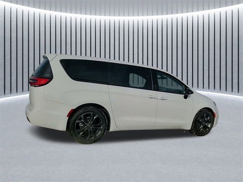 New 2026 Chrysler Pacifica Select image 6