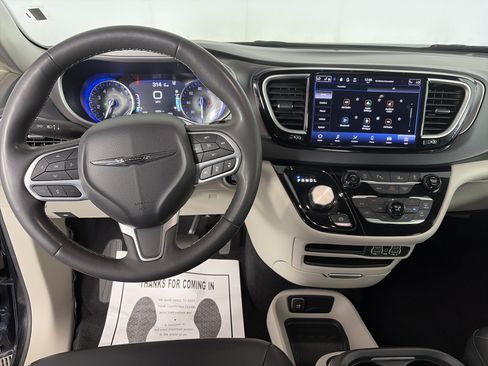Used 2023 Chrysler Pacifica Touring-L FWD image 3