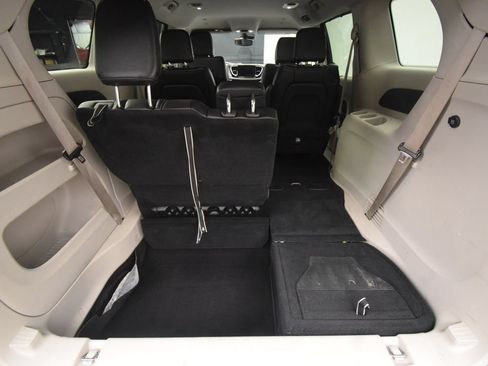 Used 2023 Chrysler Pacifica Touring-L FWD image 28