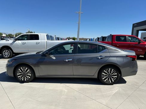 Used 2024 Nissan Altima 2.5 SV FWD image 3