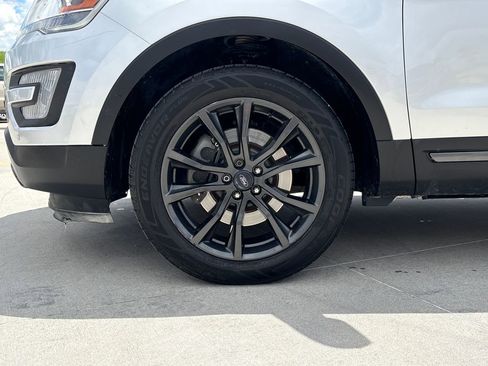 Used 2017 Ford Explorer XLT w/ Equipment Group 202A AWD/4WD image 38