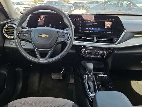 Used 2025 Chevrolet Trax LT FWD image 19