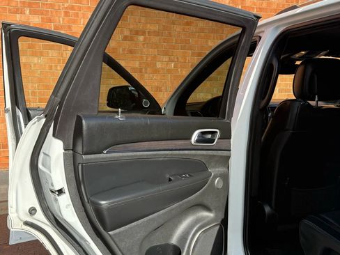 Used 2018 Jeep Grand Cherokee Overland image 12