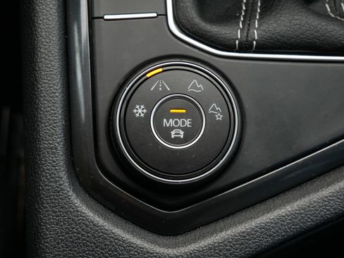 Certified 2022 Volkswagen Tiguan SE image 30