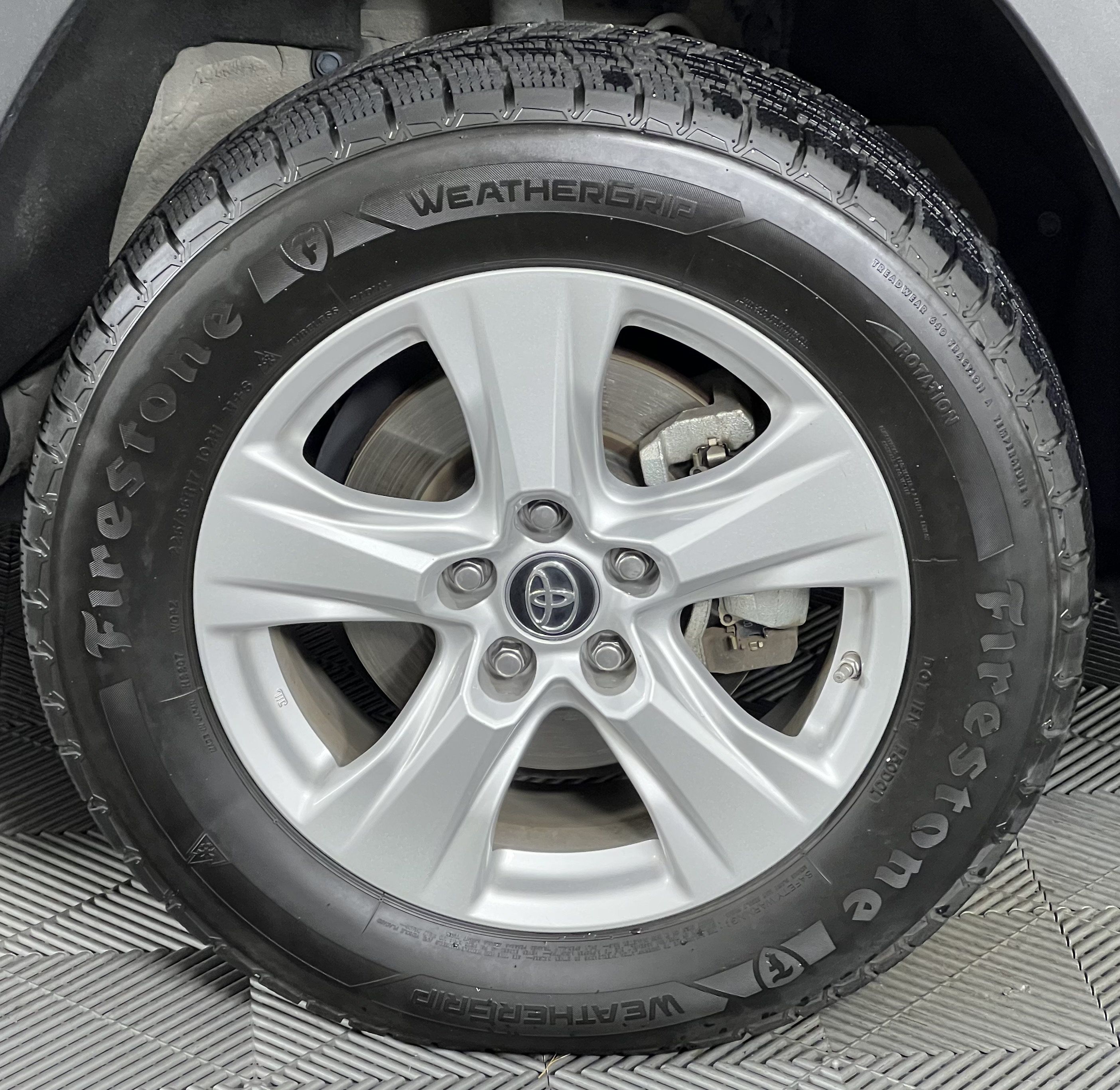 Used 2021 Toyota RAV4 LE AWD/4WD image 15