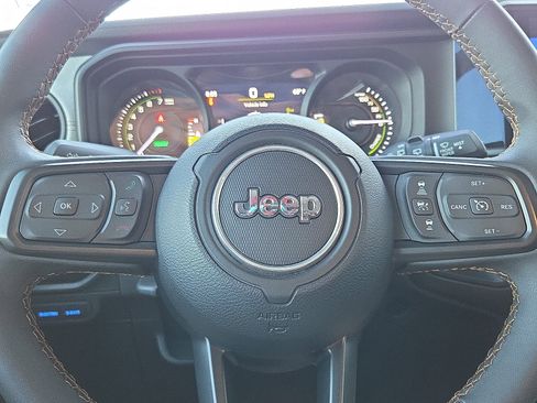 Used 2024 Jeep Wrangler Unlimited image 12