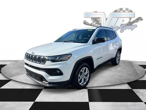 Used 2024 Jeep Compass Latitude image 2