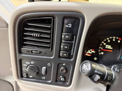 Used 2006 Chevrolet Silverado 2500 LT w/ Heavy-Duty Power Package AWD/4WD image 27