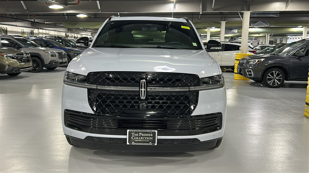 Used 2026 Lincoln Navigator Reserve w/ Jet Appearance Package AWD/4WD image 2