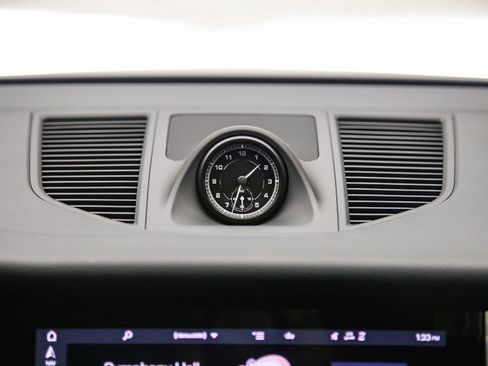 Certified 2025 Porsche Macan AWD/4WD image 19