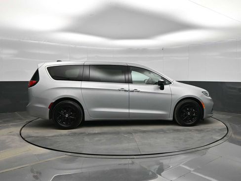 Used 2024 Chrysler Pacifica Touring-L image 9