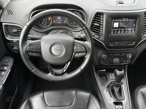 Used 2019 Jeep Cherokee Latitude Plus FWD image 13