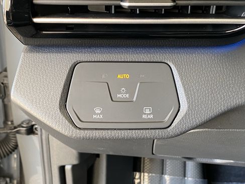 Certified 2024 Volkswagen ID.4 2WD image 30