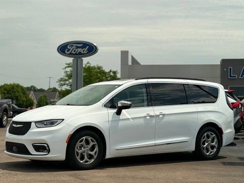 Used 2023 Chrysler Pacifica Limited FWD image 48