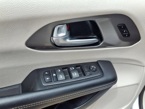 Used 2024 Chrysler Pacifica Touring-L FWD image 22