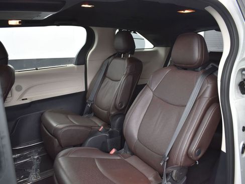 Used 2021 Toyota Sienna Platinum image 21
