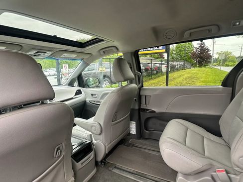 Used 2015 Toyota Sienna XLE AWD/4WD image 28