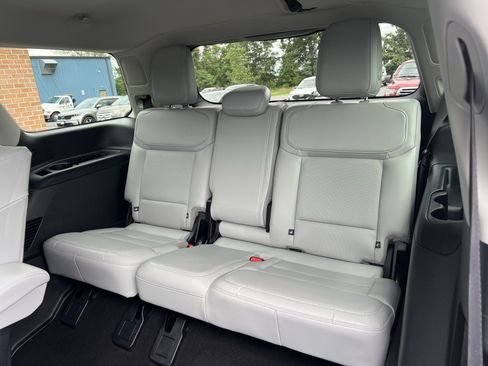Used 2025 Ford Expedition Platinum w/ Driver's Package AWD/4WD image 25