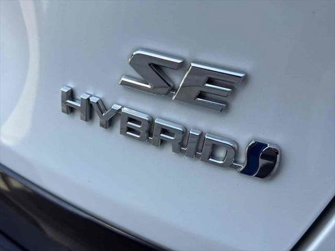 Used 2024 Toyota RAV4 SE w/ Convenience Package image 8