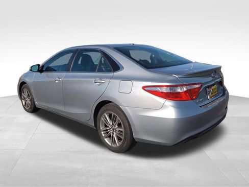 Used 2016 Toyota Camry SE w/ Moonroof Package FWD image 3