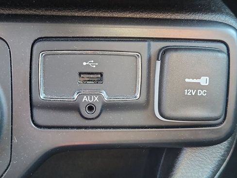 Used 2023 Jeep Renegade Latitude AWD/4WD image 31
