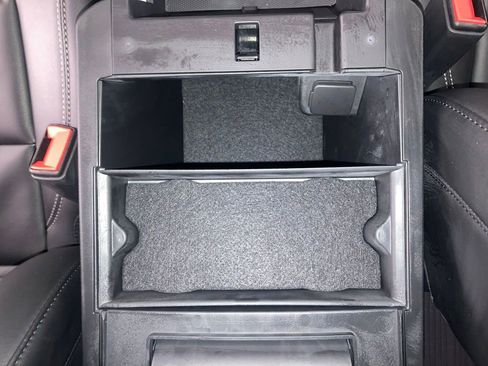 Used 2022 Ford Explorer XLT w/ Equipment Group 202A image 11