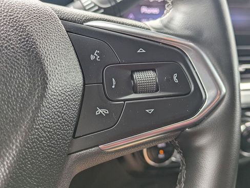 Used 2025 Chevrolet Trax LT w/ LT Convenience Package FWD image 21