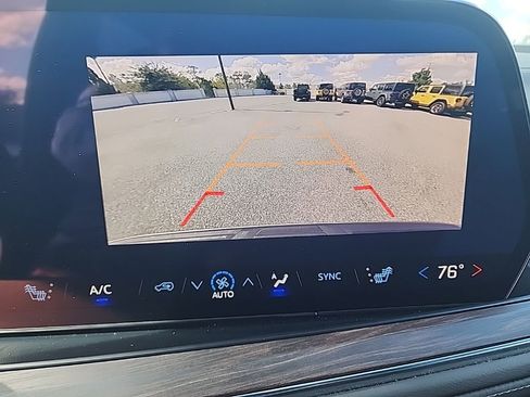 Used 2025 Chevrolet Suburban Z71 image 17