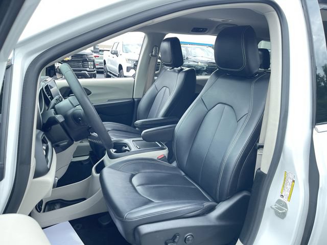 Used 2024 Chrysler Pacifica Touring-L FWD image 18