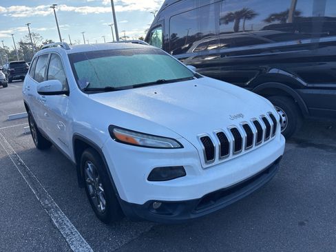 Used 2018 Jeep Cherokee Latitude Plus image 2