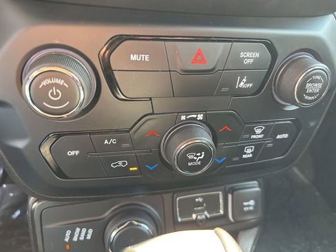 Used 2022 Jeep Renegade Latitude image 27